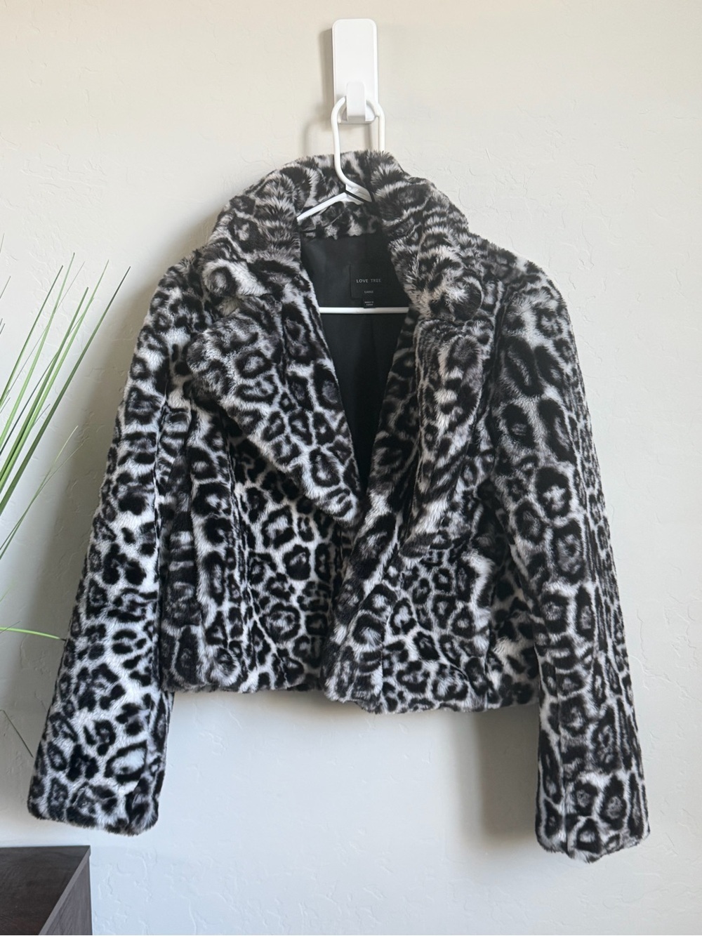 Love Tree Leopard Faux Fur Cropped Jacket Gray Black Animal Print Coat Large